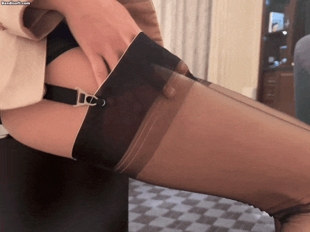 【独家破解资源】2502 秀人网 陆萱萱 丝袜销售员 极限诱惑 露毛 脱衣揉奶3V+92P