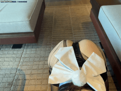 【独家破解资源】『秀人网 小逗逗』性感女仆兔女郎 撕袜抹油肛塞 极具诱惑