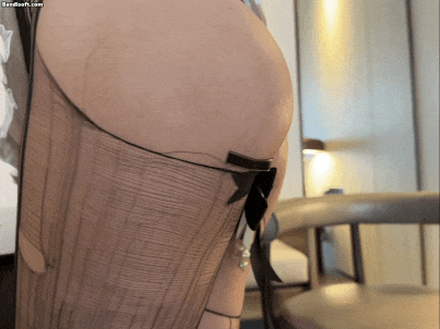 【独家破解资源】『秀人网 小逗逗』性感女仆兔女郎 撕袜抹油肛塞 极具诱惑